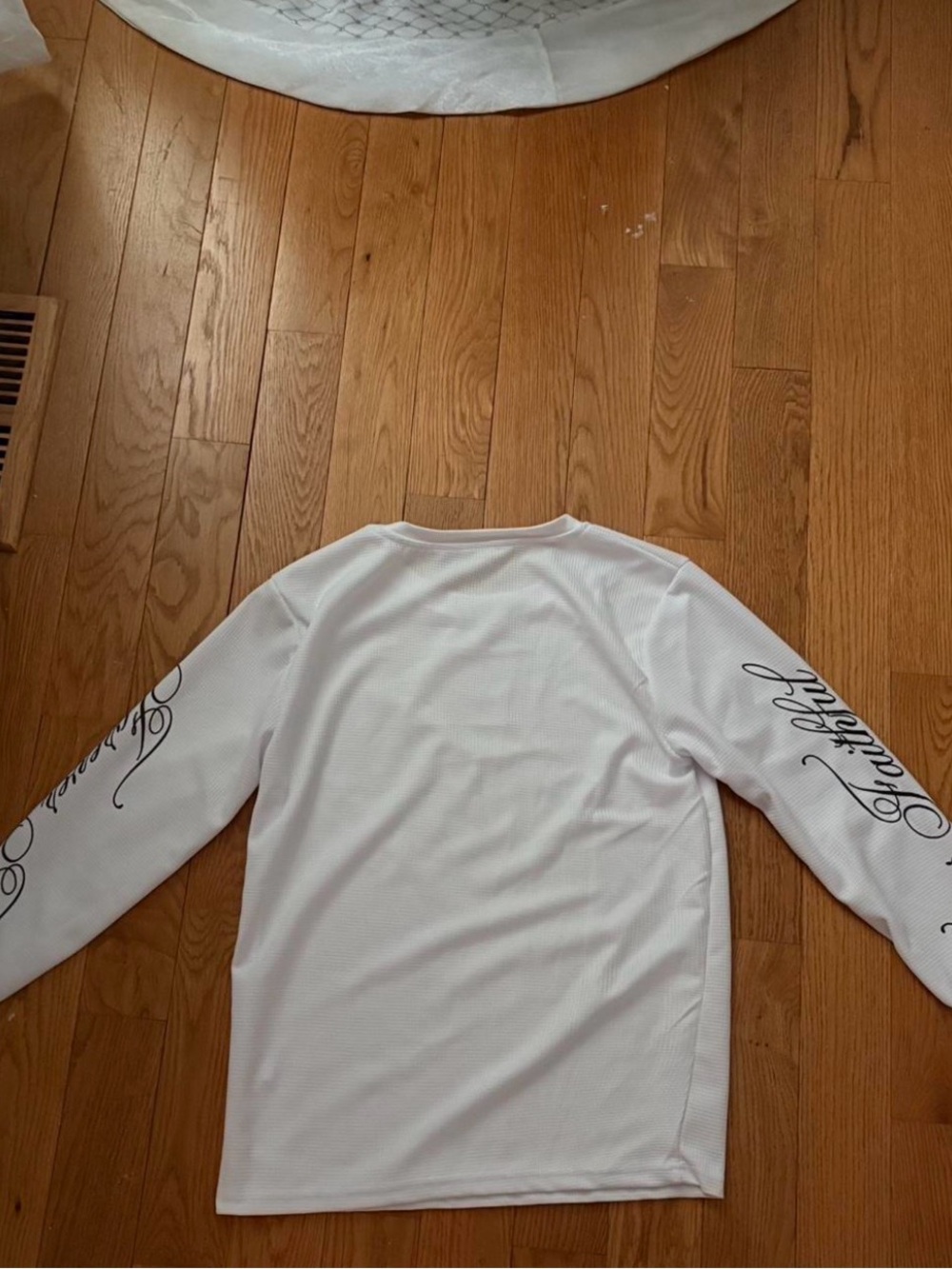 White and black instagram brand long sleeve, amazing quality, size medium